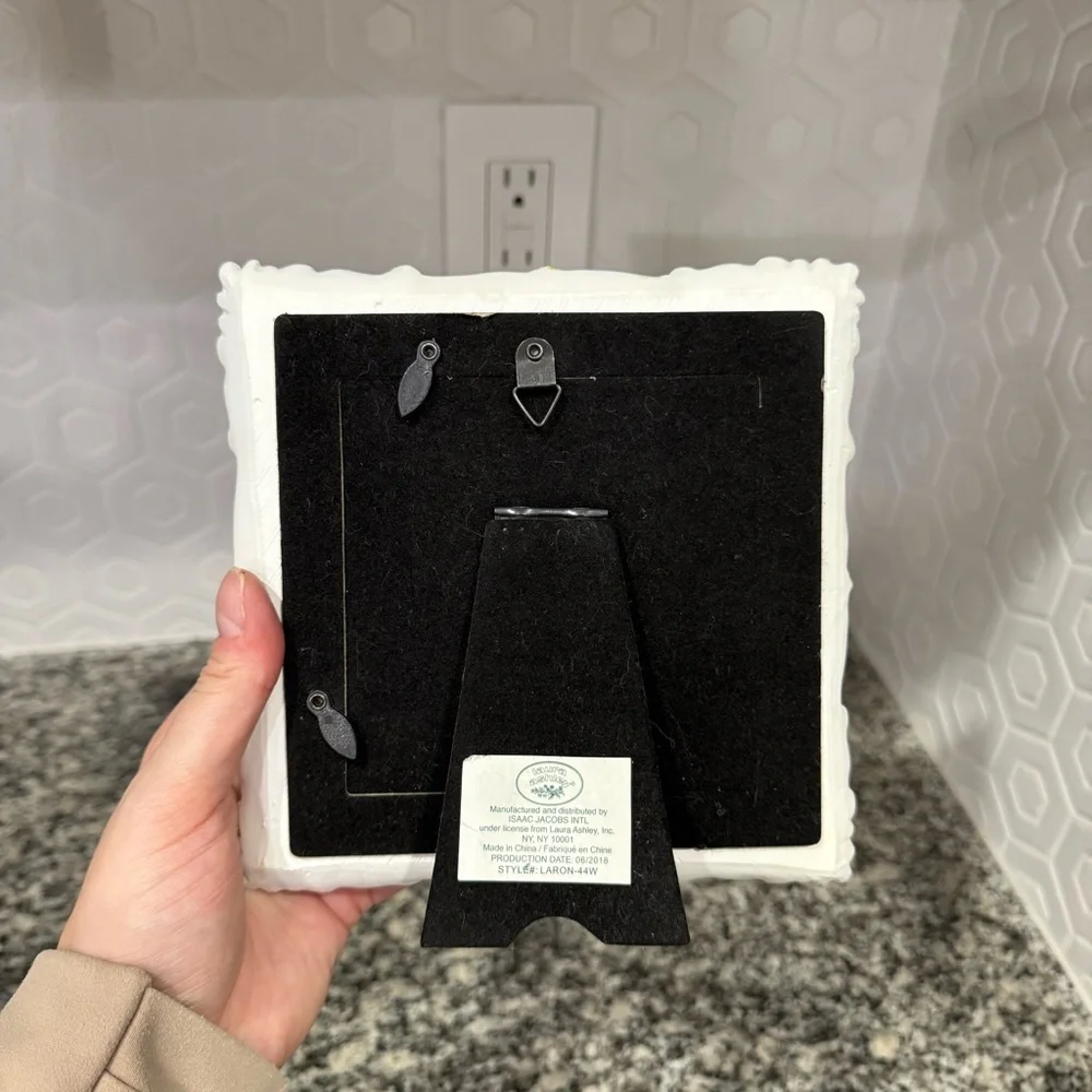 Francesca's‎ White Regal Cutesy Picture Frame
